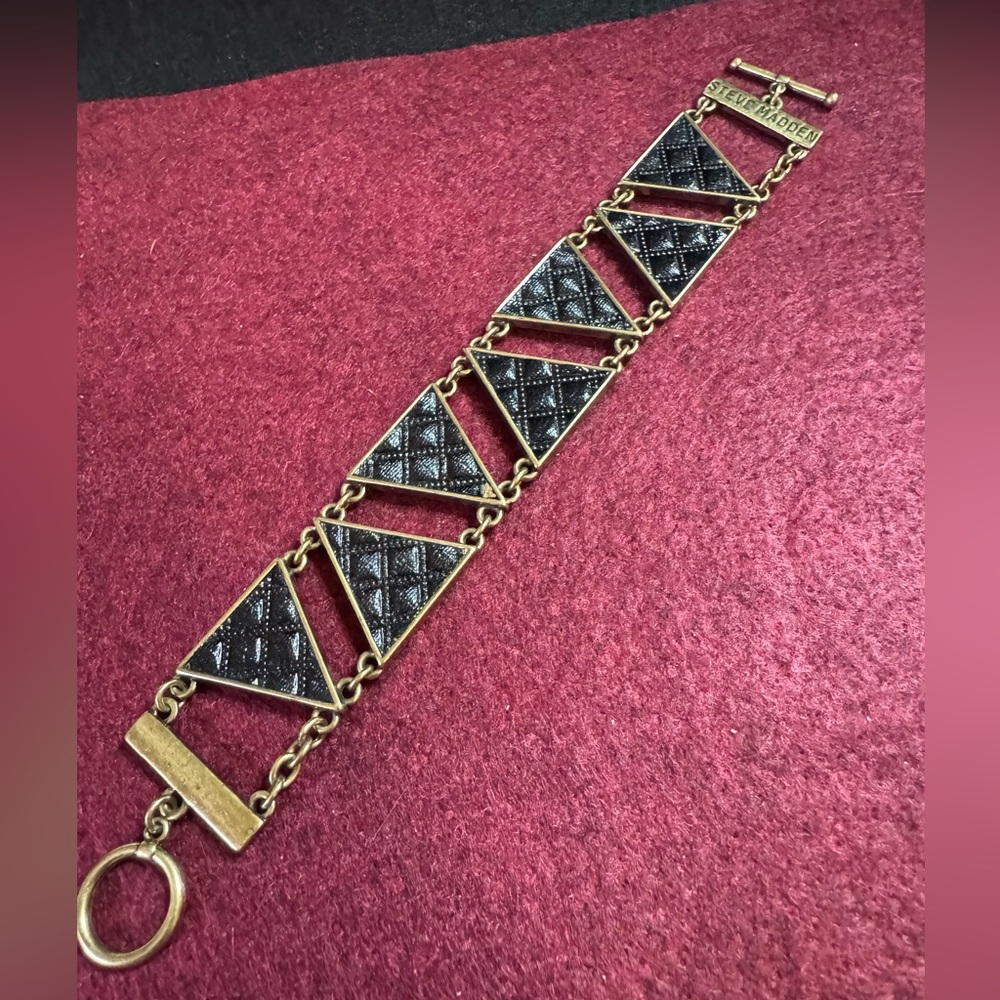 Steve Madden black quilted triangle link gold tone bracelet